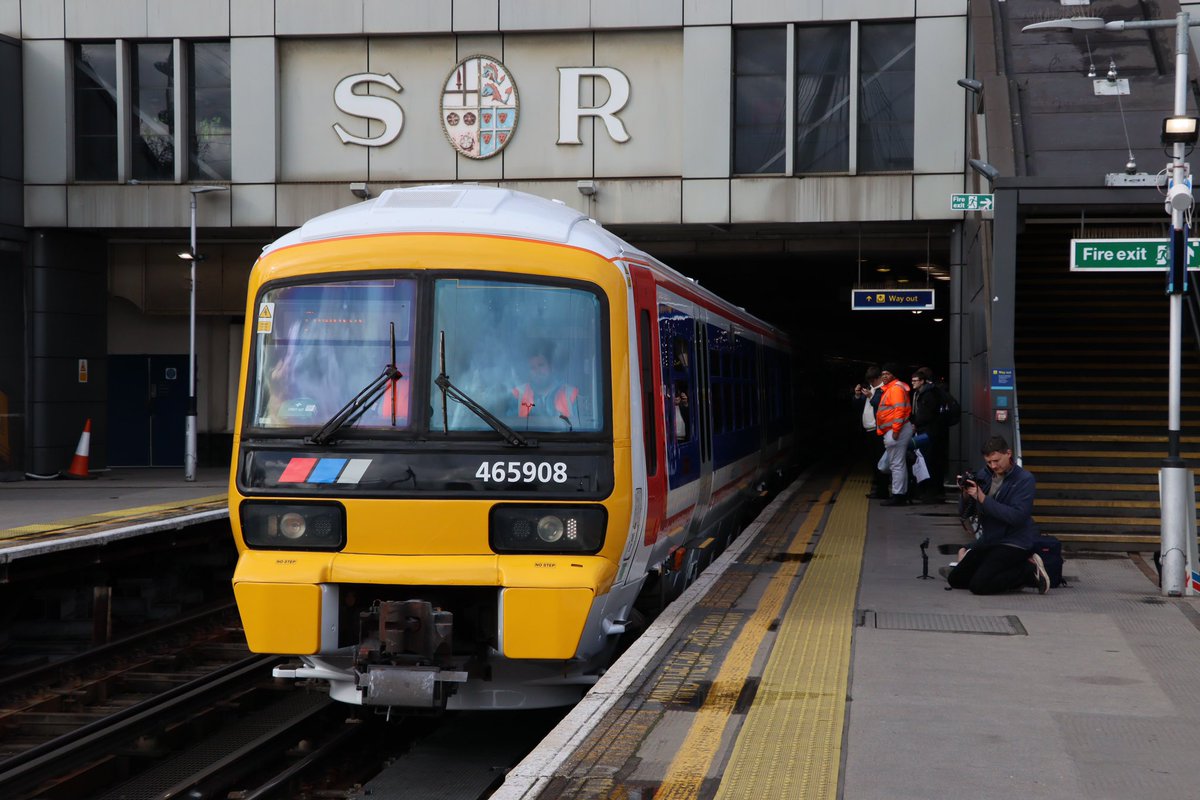 typicaldullname's tweet image. 465908 looking fantastic in its Network Southeast livery seen at Charing Cross