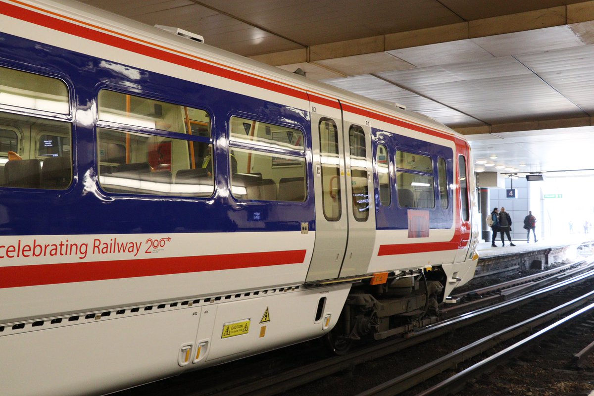 typicaldullname's tweet image. 465908 looking fantastic in its Network Southeast livery seen at Charing Cross