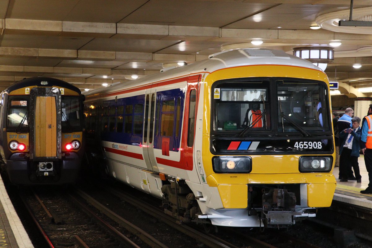 typicaldullname's tweet image. 465908 looking fantastic in its Network Southeast livery seen at Charing Cross