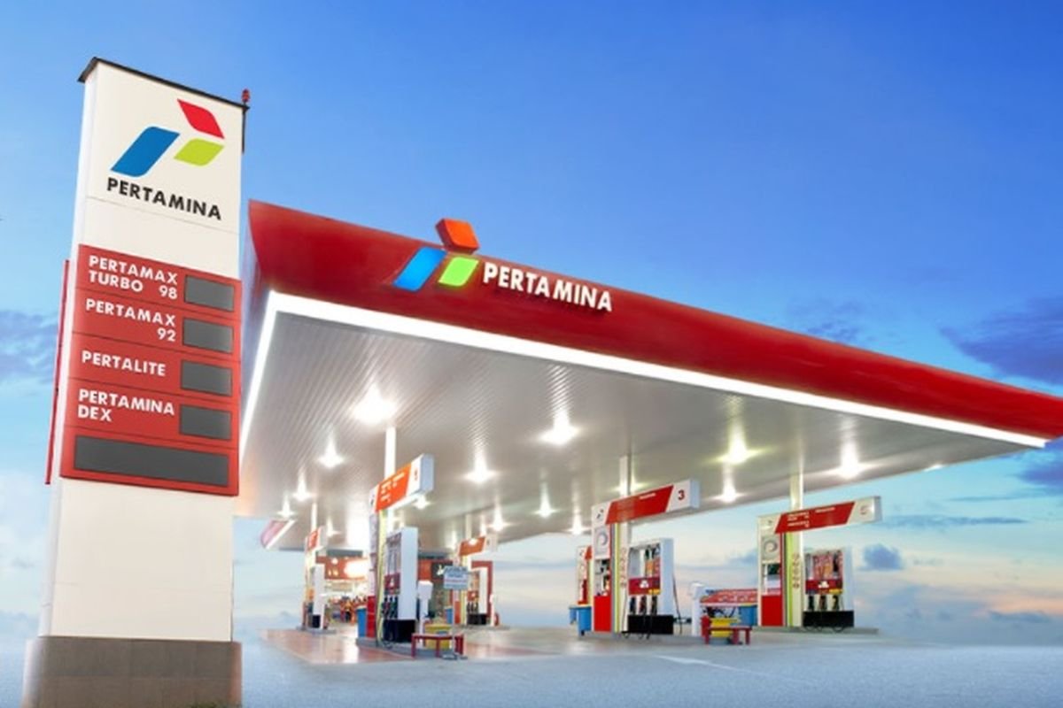 ikhwanuddin's tweet photo. kalau beli BBM di pinggir jalan pasti karena kepepet dan udah asumsi eceran gini pasti dioplos. pasrah aja.

tapi bayangin, beli Pertamax resmi di SPBU ternyata malah dioplos 'perusahaan negara'. bisa apa? pasrah juga. https://t.co/725mgEWvAz