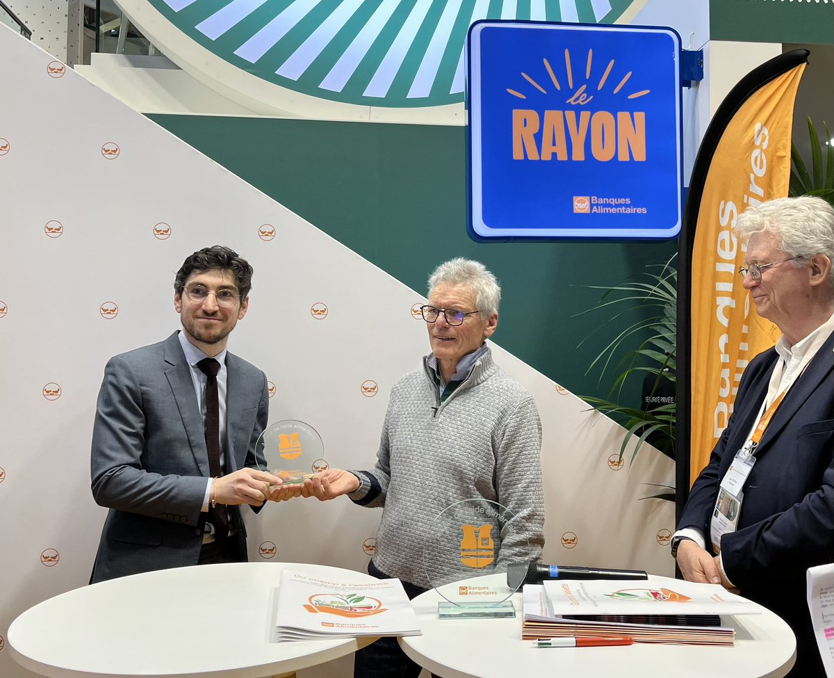 ALLIANCE LOCALE DE SOLIDARITÉ 🏆 | Remise de prix par <a href="/MaximeBaduel/">Maxime Baduel</a> à la Banque alimentaire du Calvados et la <a href="/msa_actu/">La MSA</a>, pour leur soutien aux producteurs locaux de légumineuses 🫘 

#SIA2025 #SalonAgriculture #banquealimentaire