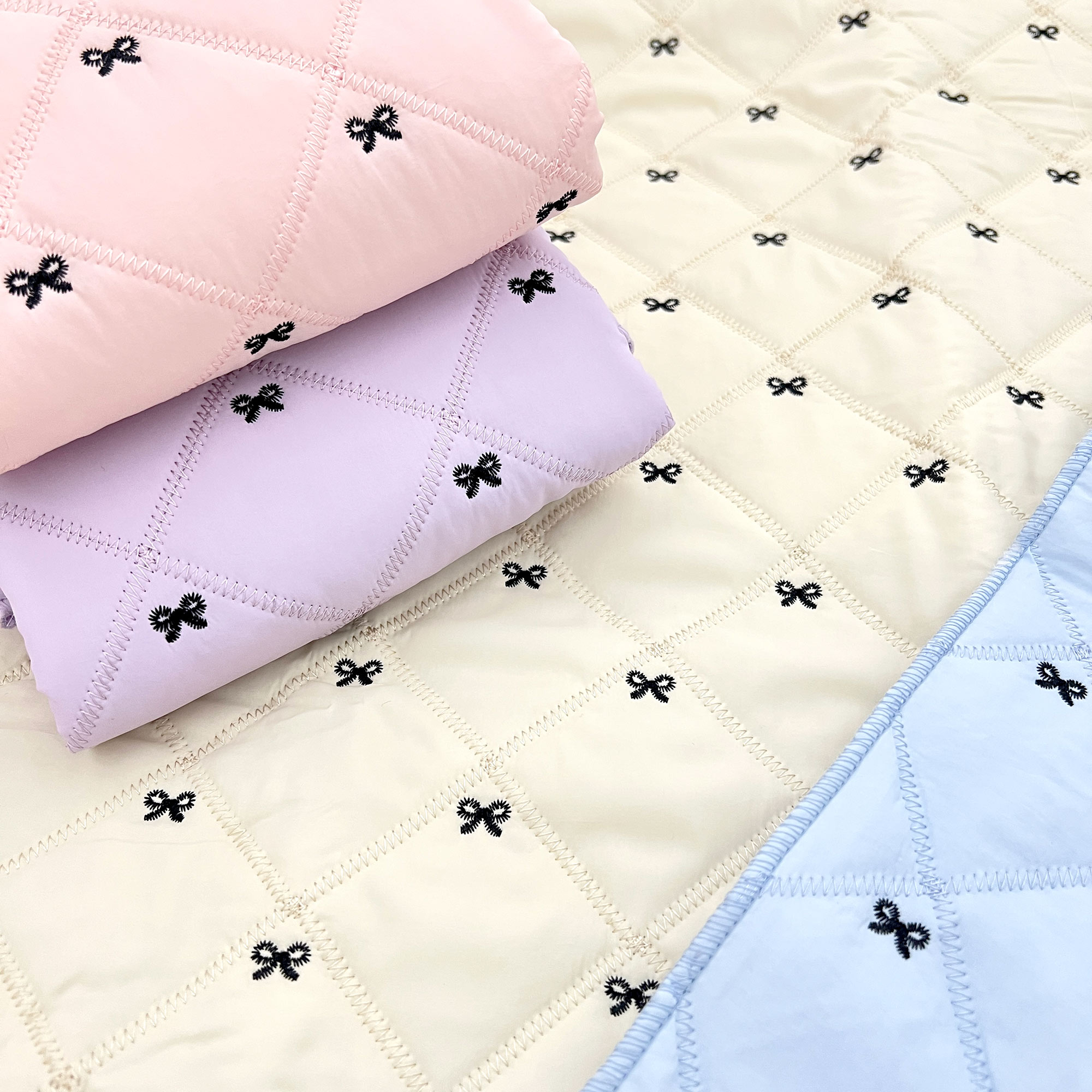 ゆきちゃん様☆コヤンイサムチョン☆大きめころりんポーチ　リボン刺繍キルト　リボン ゆきちゃん様コヤンイサムチョン大きめころりんポーチ リボン