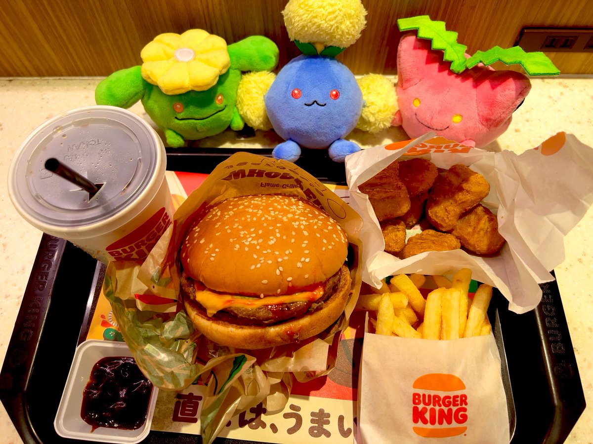 GutanNutan's tweet photo. 今日のぽぽたん食欲がありすぎて
自分で自分に引いてるぽぽ……
やばいぽぽ……

ハンバーガー肉が2枚も挟まってて
味が濃くて最高にうまいぽぽ……

 #ポケモンfit  #ポケぬい https://t.co/8GA7yQFlHp