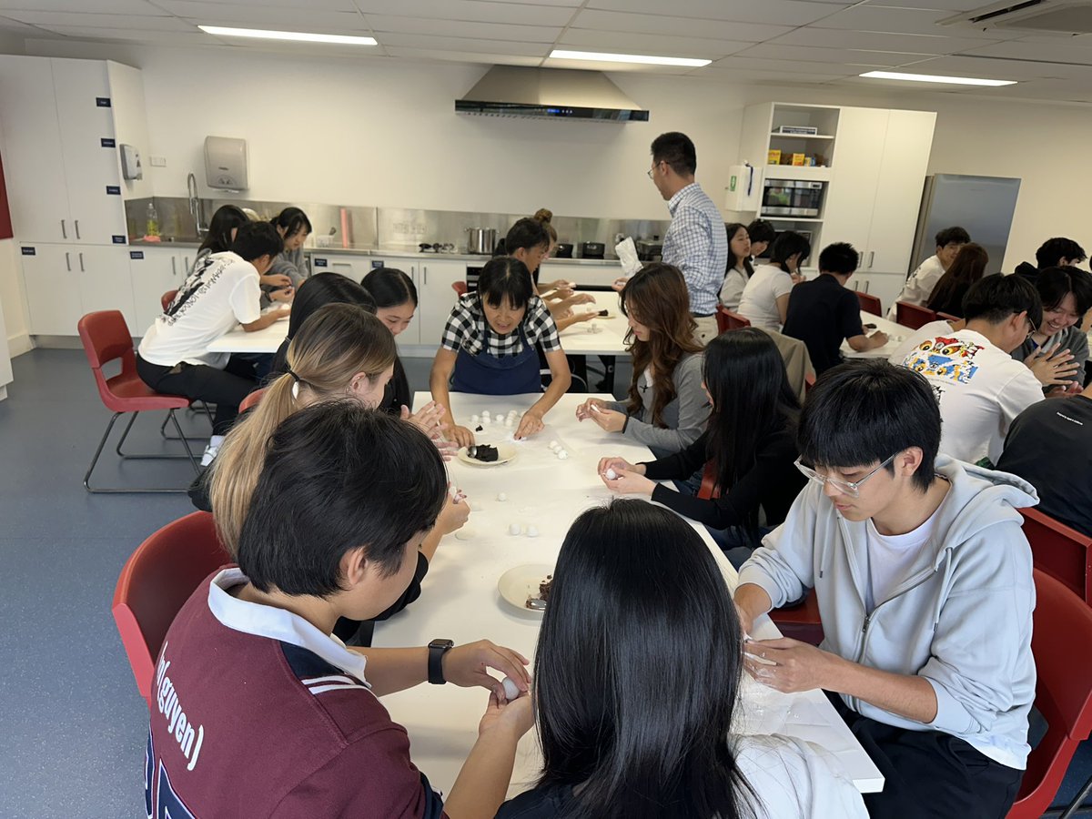 ke_fan_detnsw's tweet photo. Year 12 students had a blast at NSL today! 🎉 Students enjoyed a hands-on experience making Tangyuan ( Rice balls) celebrating the Chinese Lantern Festival. 🏮✨ Lantern Riddle-solving also added a fun twist to the day! 😄#ChineseLanternFestival #NSL #Year12Fun https://t.co/Sfo7EoGm0K