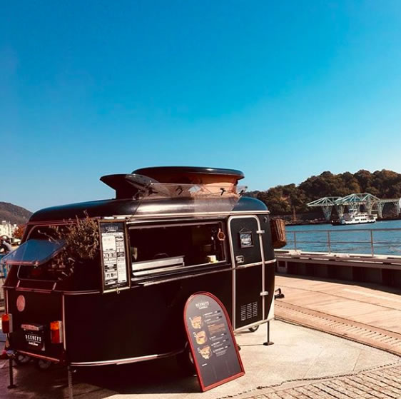 cda_catering's tweet photo. 西ゲートのご紹介！

マリサポの皆様、いよいよ帰ってきてくれました！

スコットランド伝統料理のハギスを挟んだホットサンドを提供する「DEENEY’S」さん！

焼き立てをご準備するため、少々並びますが並んだ先にオアシスがあります！

CDAが絶対的に保証する最強の美味しさ！

ひとくち目のサクサク感とチーズが口の中に広がるあの感動はまさに食のエンターテイメント！

#マリノススタグル