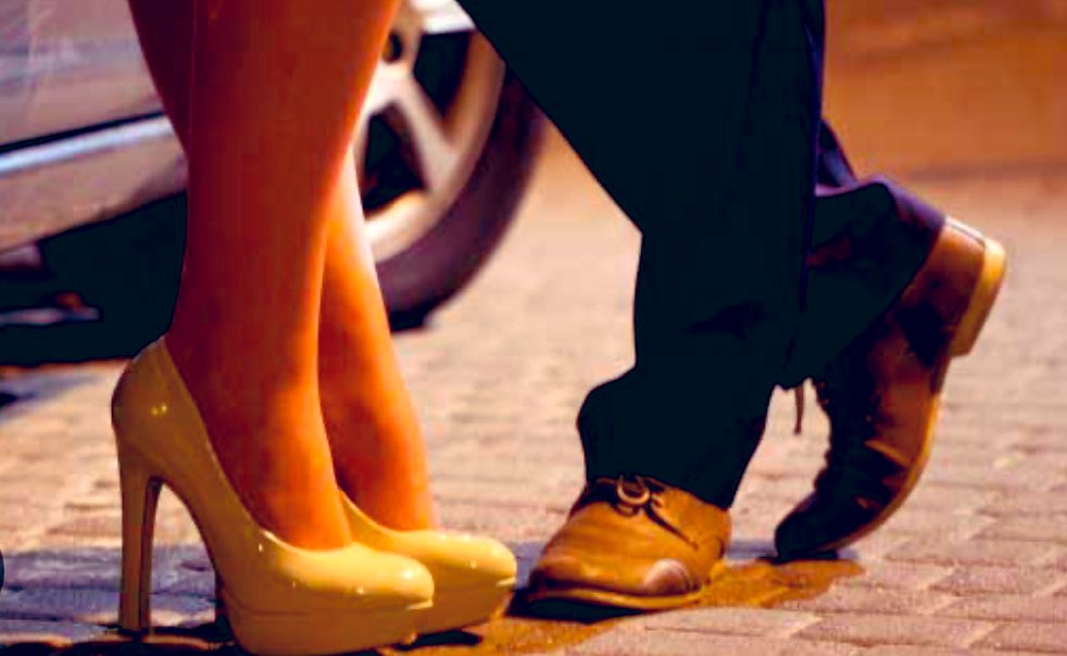 RUH FAHİŞESİ MİSİNİZ? 

İnsanlık tarihinin en eski olgularından biri olan fahişelik, yalnızca bedensel bir ticaretin ötesinde, toplumların ekonomik, kültürel ve dini dinamikleriyle şekillenen karmaşık bir şey… Antik medeniyetlerden modern çağa kadar fahişelik, çeşitli norm ve