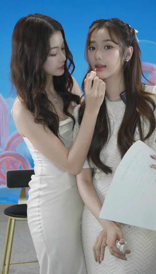 jamakasohot's tweet photo. they should sell lipstick more often

NTF MISTINE LIVE
#MISTINExNamtanFilm https://t.co/8JKVjKVZ9B