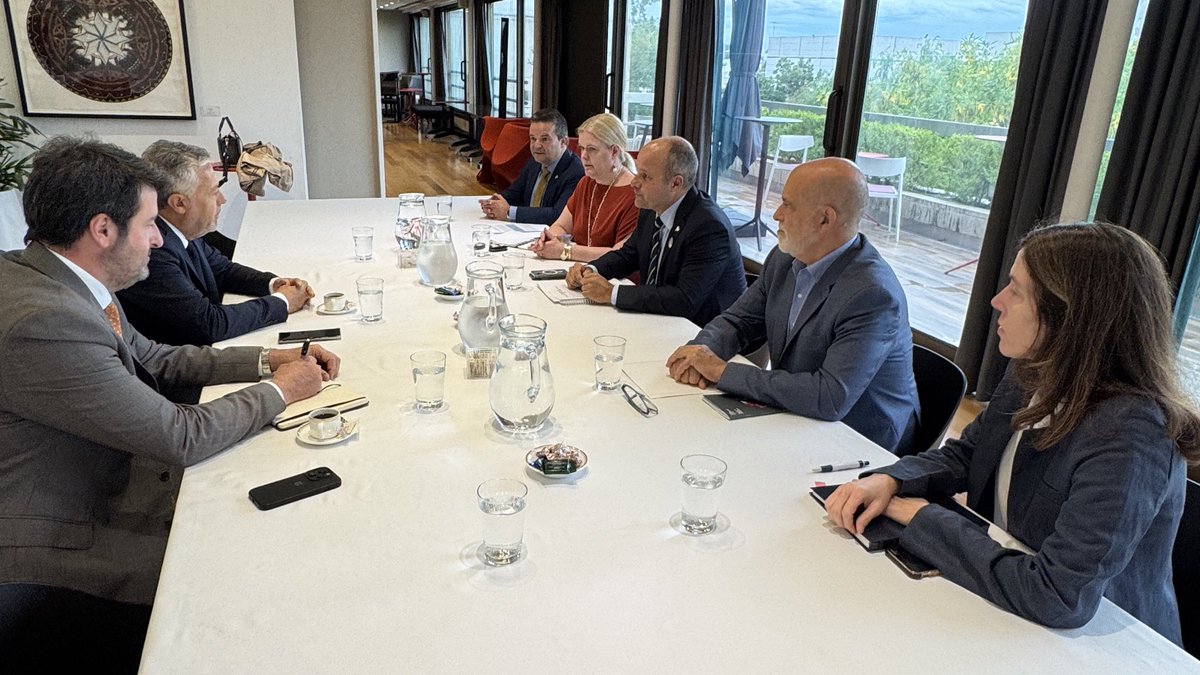 Me reuní con el embajador de Canadá en Argentina, Stewart Wheeler, para dialogar sobre la participación de Mendoza en PDAC 2025, la feria minera más importante del mundo, que se realizará en Toronto durante el mes de marzo.  

Compartimos los avances que hemos logrado en el