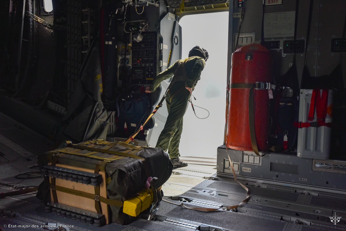 Armee_de_lair's tweet photo. #BUBO25 : place aux missions de livraison par air pour notre #A400M en Guyane. Guidés par le #Casa de la BA 367 de Cayenne, les équipages ont largué +200 kg de matériel aux soldats @armeedeterre engagés dans l’opération Harpie. La mission continue auprès des @FAG_Officiel ! https://t.co/dIPOq7Lmjy