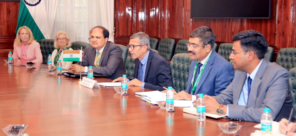 SpokespersonMoD's tweet image. The Defence Secretary Shri Rajesh Kumar Singh today met with the @ChicagoCouncil on #GlobalAffairs, holding discussions with Ambassador Ivo Daalder and a delegation of distinguished members. The meeting focused on strengthening global #securitycooperation, strategic partnerships,