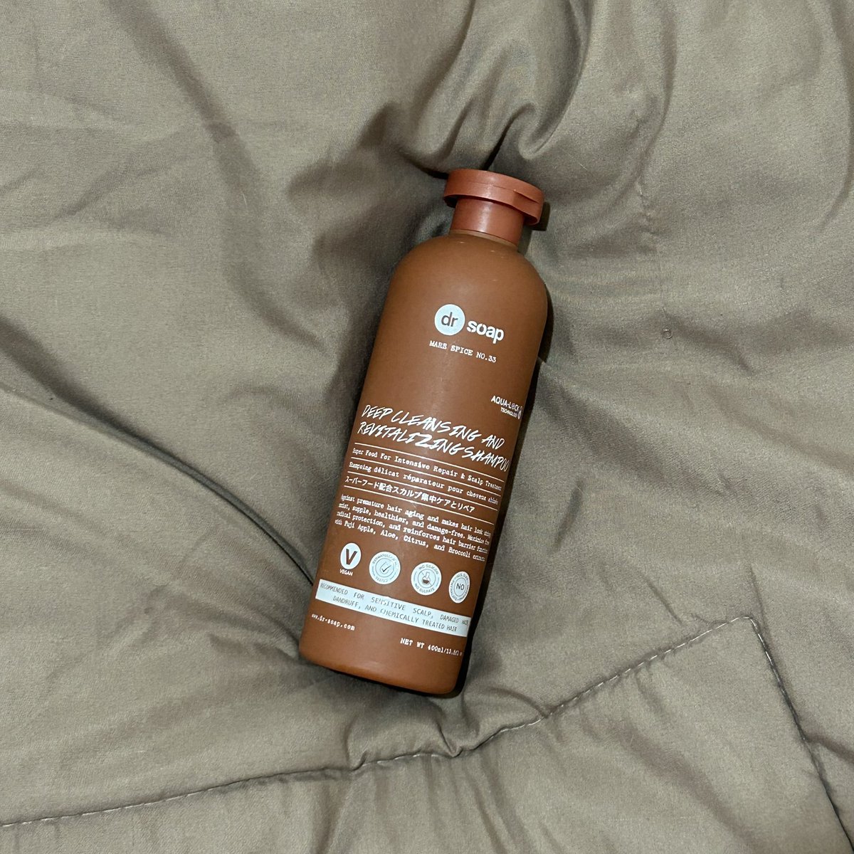 Lagi rameee pada nyaranin beralih ke shampo non sls, pada udah cobain shamponya dr soap ini belum guys? Aku 3 mingguan ini lagi nyobain dan sejauh ini sukaaaa!