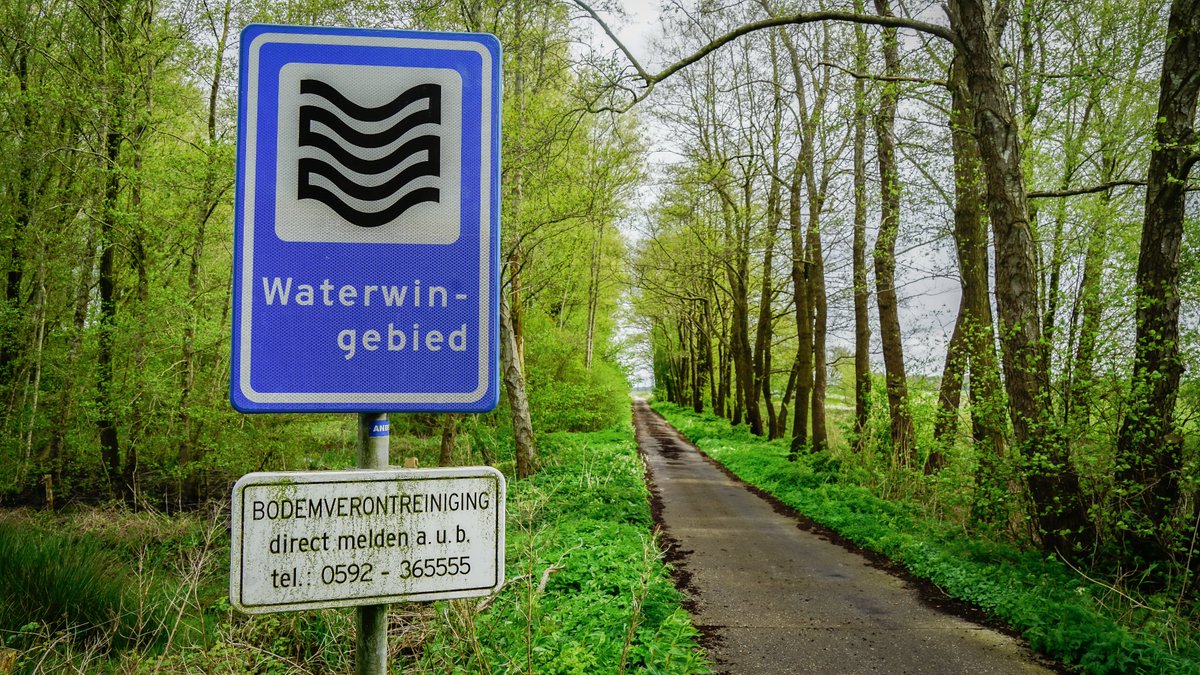 De provincie en <a href="/wmdwater/">WMD</a> zetten samen de schouders onder de duurzame drinkwatervoorziening voor Drenthe. De maatregelen die genomen worden om de watercapaciteit in 2030 op orde te hebben zijn uitgewerkt in het regionaal uitvoeringsprogramma: tinyurl.com/dewd2yfs.