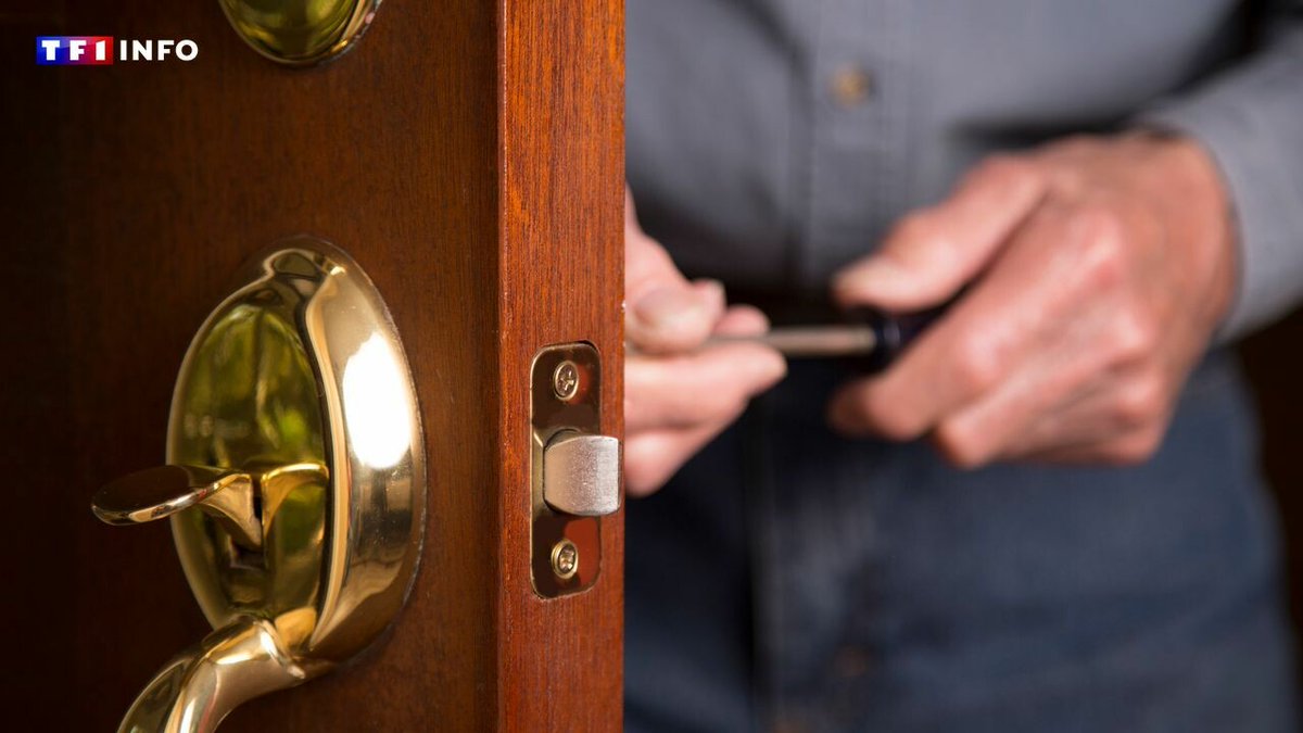 TF1Info's tweet image. Un serrurier m&apos;a facturé 1.400 euros pour une porte claquée, quels sont mes recours ? Le 13H à vos côtés
➡️ l.tf1info.fr/jJI