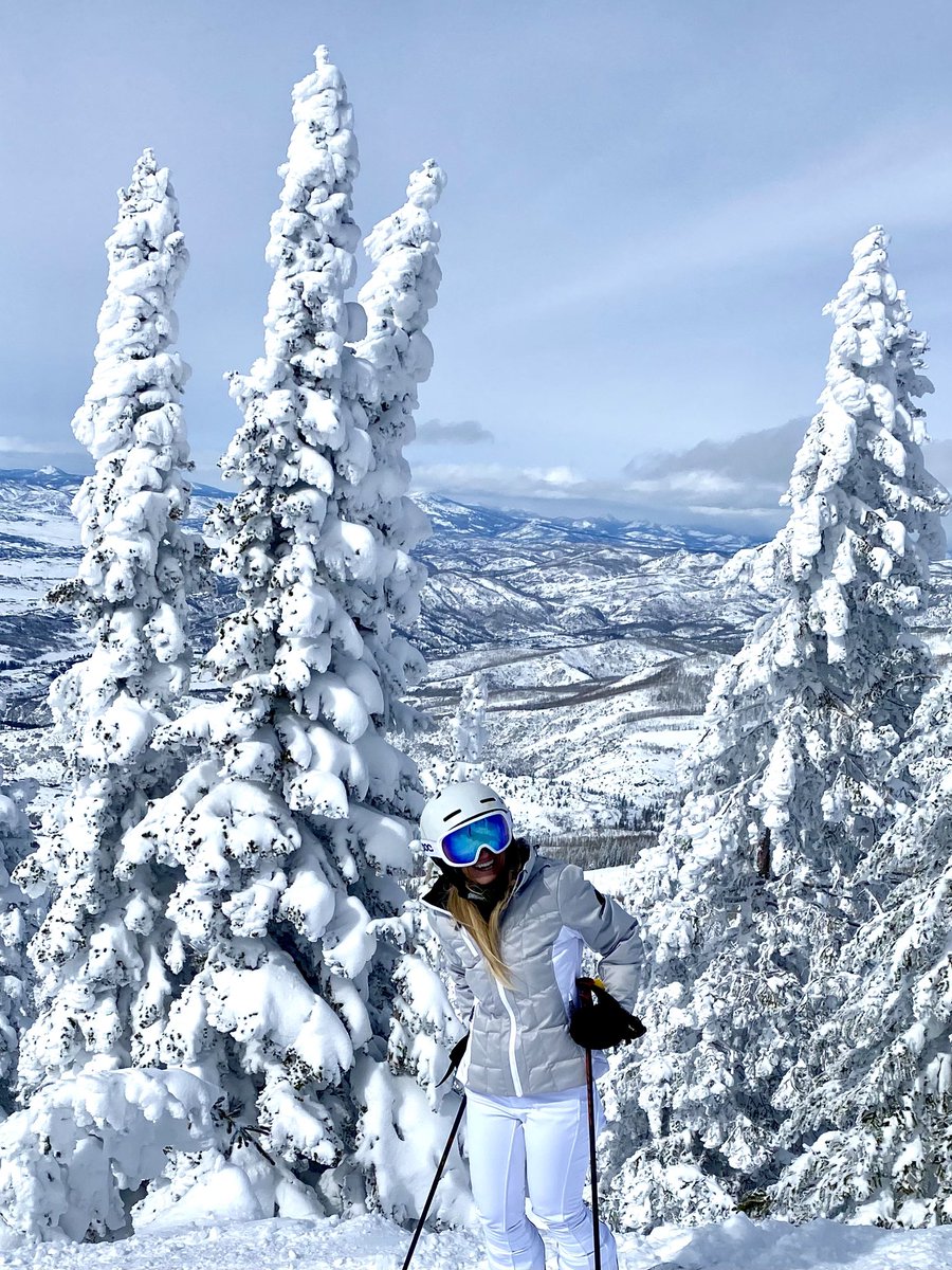 monikawood's tweet photo. Do you believe in magic? @skisteamboat views stole my heart! 🤍⛷️❄️#bluebird #powder #views #letsski https://t.co/e03e1mbiEn