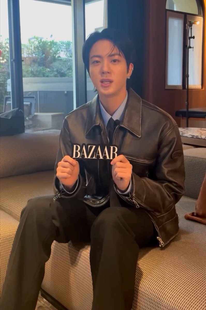 seokjinfile's tweet image. RT &amp;amp; REPLY

GUCCI SUPERSTAR JIN
#JinxGucciFW25 #MFW
#Jin #GucciFW25 @gucci