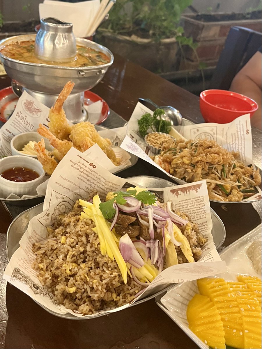 king Julien is tired, but at least there’s thai food to fuel me at the end of the night.

(thai food hates to see me coming 😈)
