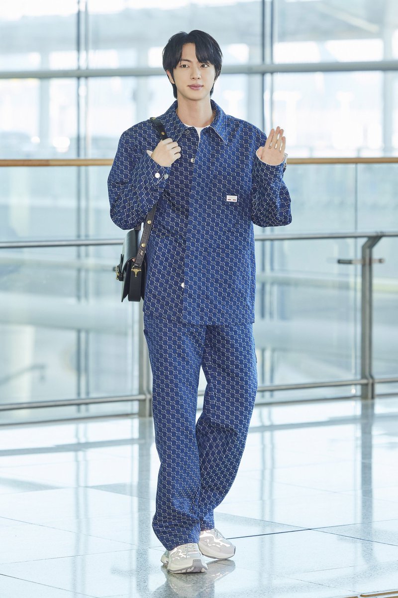 ddaeng_team's tweet photo. Vamos con esas tendencias 💪

JIN AT MILAN FASHION WEEK
#JinxGucci #GucciFW25
#Jin #Gucci #MFW
@BTS_twt https://t.co/zez0MBWlUm