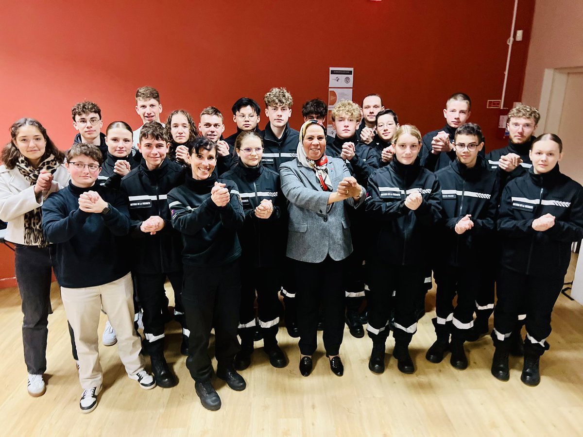LatifaIbnZ's tweet photo. Aujourd'hui, j'ai eu l'occasion de m'adresser à 150 élèves ainsi qu'à 15 membres du personnel éducatif au lycée des métiers Paul Gauguin à Orléans. J'ai également rencontré 16 élèves de seconde en bac pro sécurité. Mon intervention avait pour but de sensibiliser les jeunes à l'importance de la paix et de les encourager à prendre conscience de l'engagement citoyen. #Orleans #paix #lycee #educationnationale #educative #citoyen #France #Imad2025