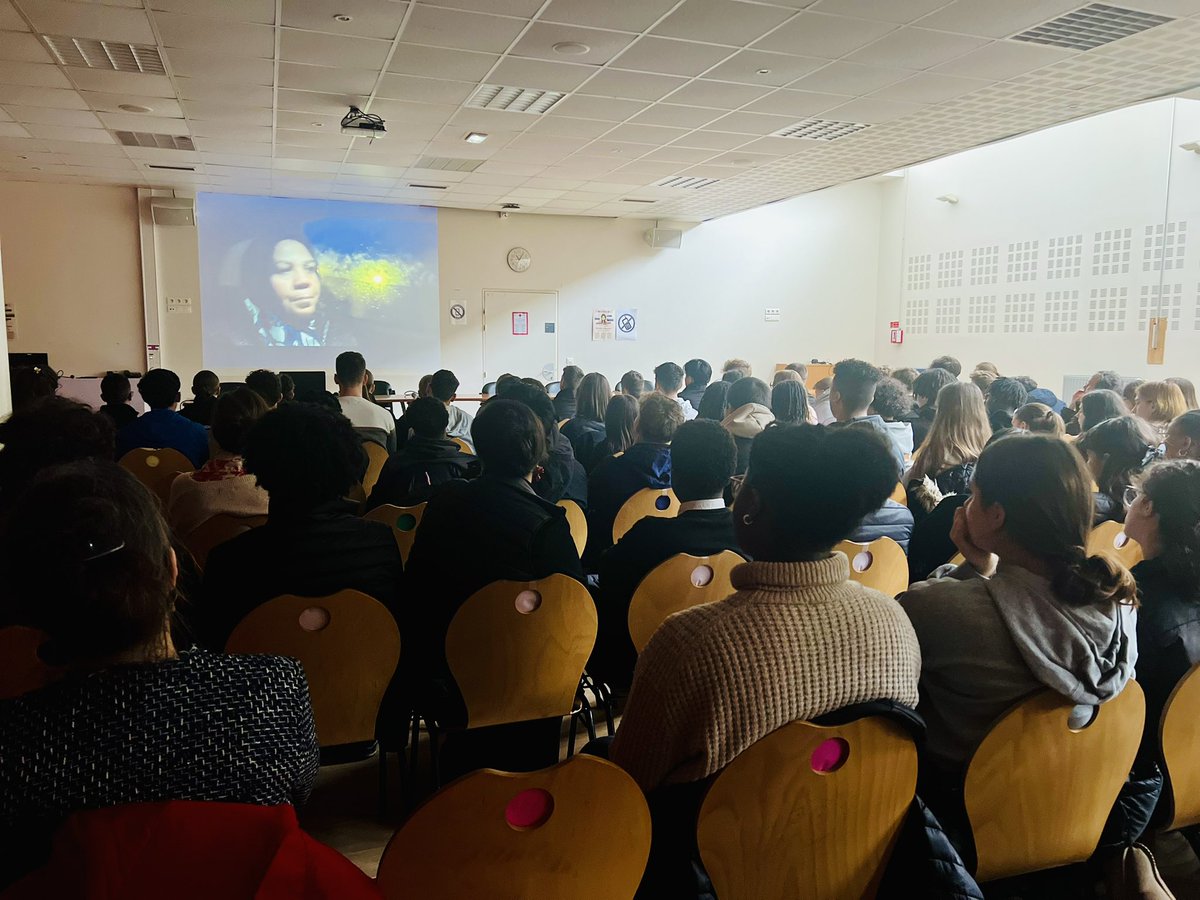 LatifaIbnZ's tweet photo. Aujourd'hui, j'ai eu l'occasion de m'adresser à 150 élèves ainsi qu'à 15 membres du personnel éducatif au lycée des métiers Paul Gauguin à Orléans. J'ai également rencontré 16 élèves de seconde en bac pro sécurité. Mon intervention avait pour but de sensibiliser les jeunes à l'importance de la paix et de les encourager à prendre conscience de l'engagement citoyen. #Orleans #paix #lycee #educationnationale #educative #citoyen #France #Imad2025