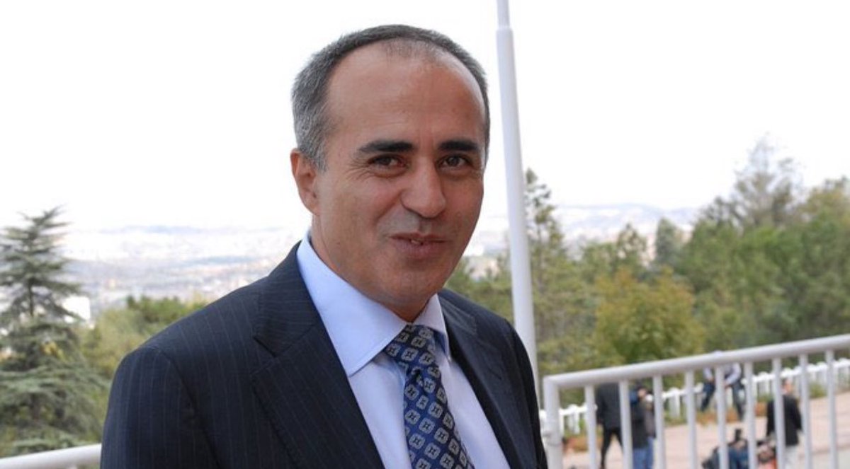 İyi insan, dürüst, ilkeli bir gazeteci, hepimizin meslekteki Ahmet Abisi, Ahmet Sever’i kaybettiğimize inanamıyorum. Çok ama çok üzgünüm. Mekanı cennet olsun. Ailesine, dostlarına sabır diliyorum.