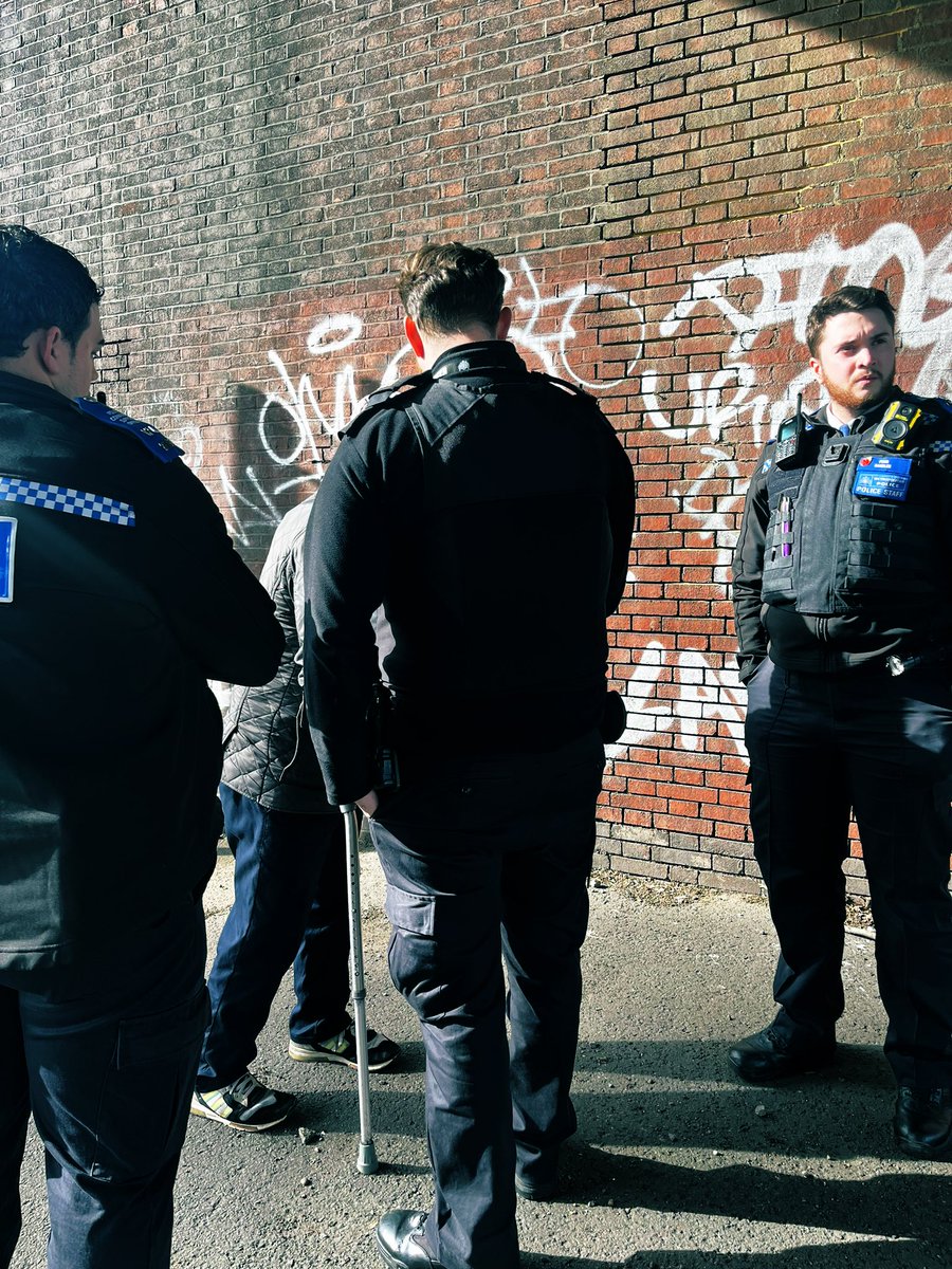 Chiswick SNT team are tackling the begging issue on Chiswick Roundabout and surrounding areas. 

If you see Anti Social-Behaviour in your area contact 101 non emergency or 999 emergency. 

#YourLocalMet #ASB