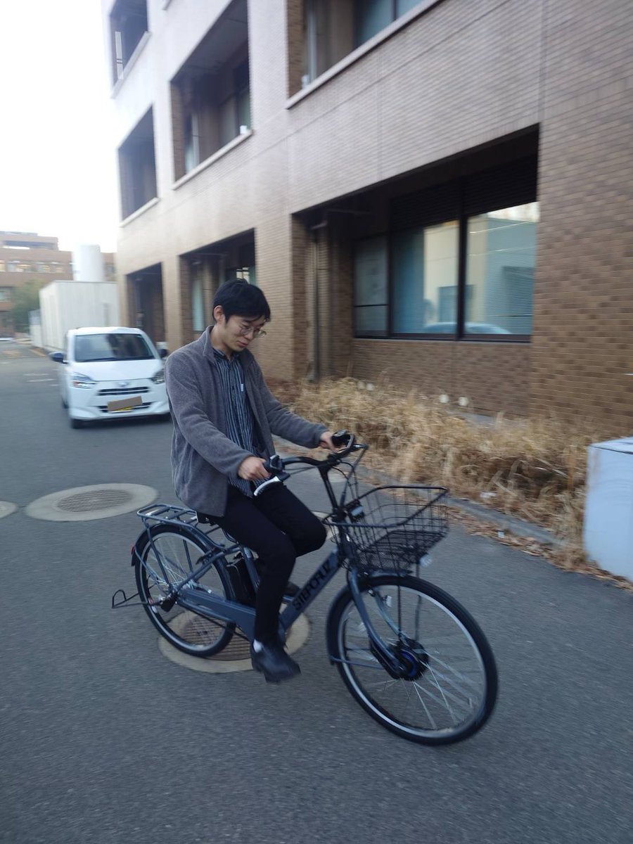 z51001785's tweet photo. お待たせしてすみません。
修理の予定で自転車屋さんに行って新車を即決購入した志村先生です。お納めください。 https://t.co/8RoLc5gbdf