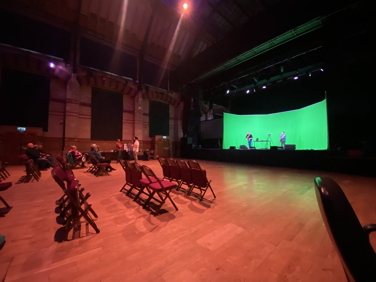 ConnectingCambs's tweet image. Live music meets cutting-edge 5G technology! We&apos;re almost halfway through Day 2 of the #COREHDD 5G trial.

Smith &amp;amp; Brewer took to the @CambridgeCornEx stage, performing in front of a green screen while some of the audience experienced the world’s first live Augmented Reality gig!
