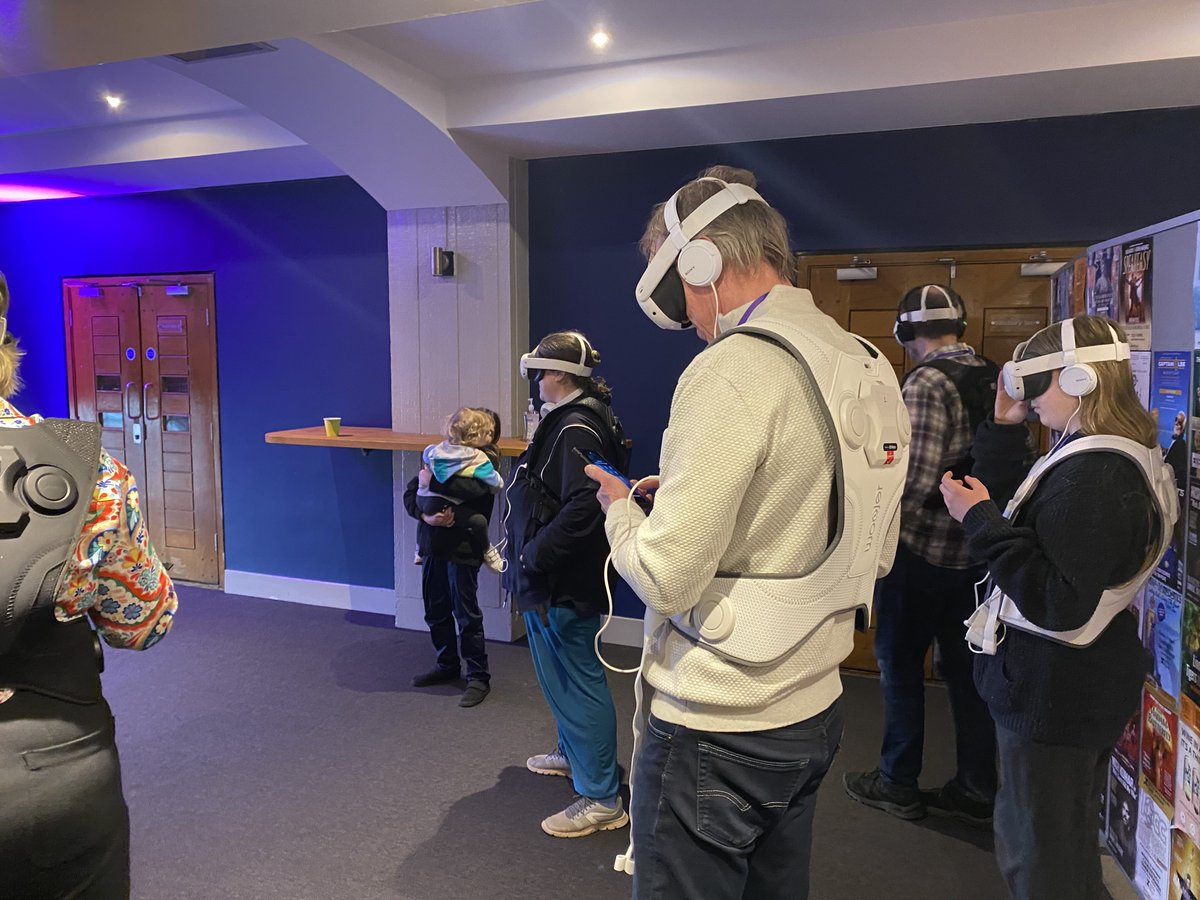 ConnectingCambs's tweet image. Live music meets cutting-edge 5G technology! We&apos;re almost halfway through Day 2 of the #COREHDD 5G trial.

Smith &amp;amp; Brewer took to the @CambridgeCornEx stage, performing in front of a green screen while some of the audience experienced the world’s first live Augmented Reality gig!