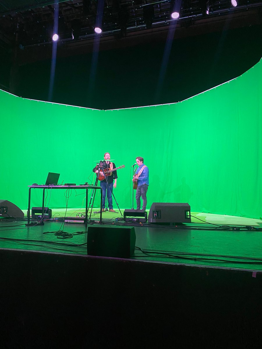 ConnectingCambs's tweet image. Live music meets cutting-edge 5G technology! We&apos;re almost halfway through Day 2 of the #COREHDD 5G trial.

Smith &amp;amp; Brewer took to the @CambridgeCornEx stage, performing in front of a green screen while some of the audience experienced the world’s first live Augmented Reality gig!