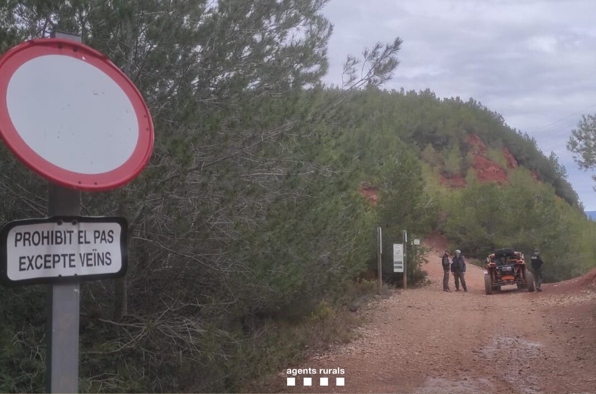 ✋Denunciem dos vehicles per circular dins l'Espai Natural Protegit dels Cingles de Bertí (Vallès Oriental).

⛔ L'accés està prohibit. Es tracta d'una via correctament senyalitzada que només permet el pas dels vehicles del veïnat.

✅ Respecta els senyals. Protegim la natura!