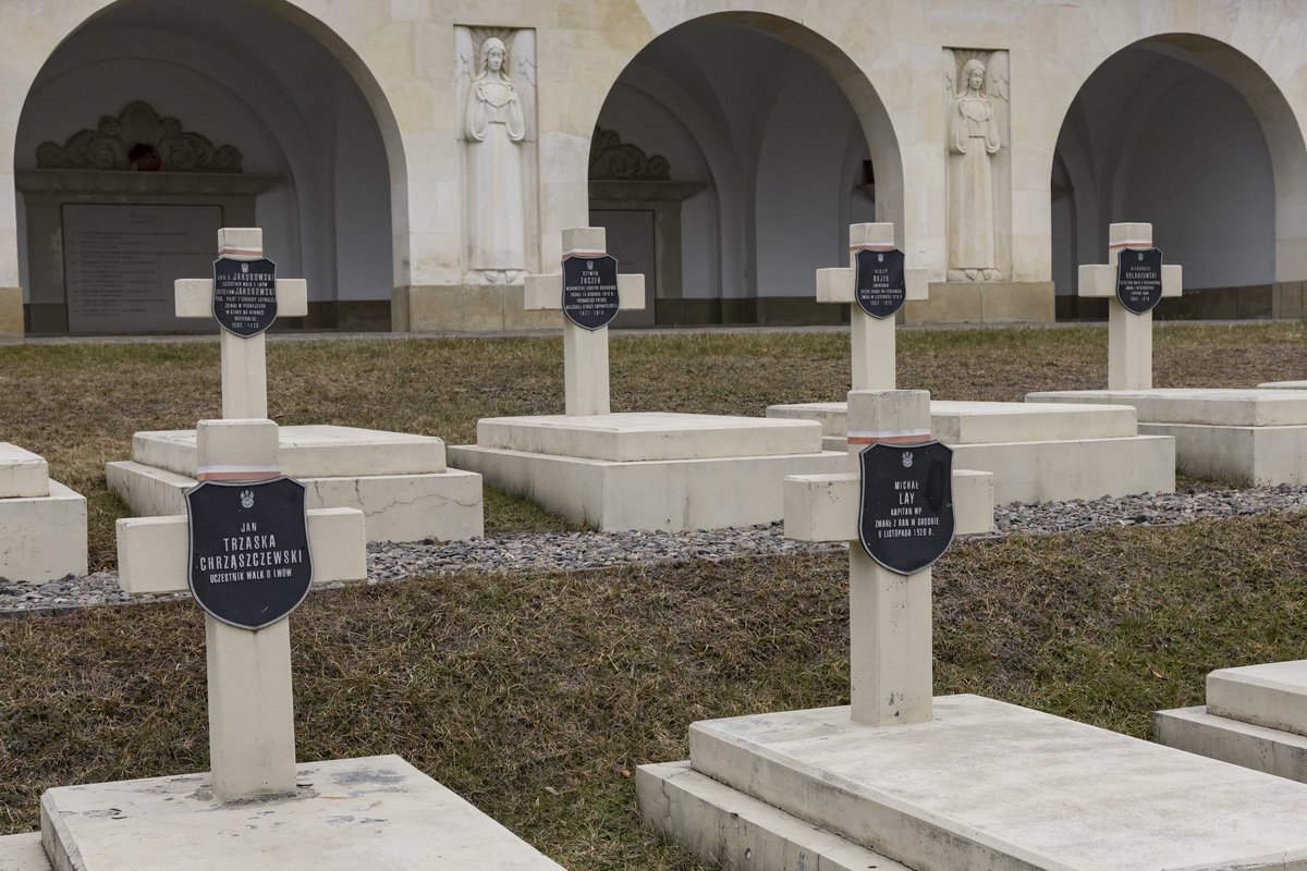 Będąc we Lwowie wraz z <a href="/annabrylka/">Anna Bryłka</a> złożyliśmy kwiaty na Cmentarzu Orląt Lwowskich. 

Jako Prezydent RP zrobię wszystko, żeby nie musiały powstawać żadne nowe polskie cmentarze wojskowe. Nie pozwolę na wysłanie polskich żołnierzy na Ukrainę!