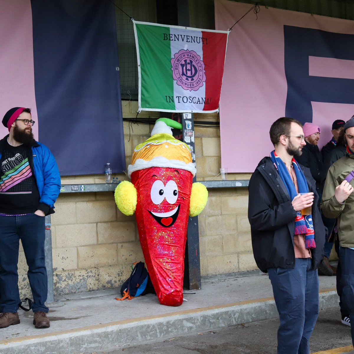 556 fans 🏟
7 dogs 🐶
1 giant chilli 🌶 

Just a normal Sunday in SE22.
