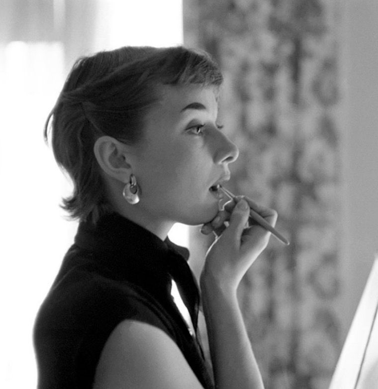 hepburnfiles's tweet photo. audrey hepburn photographed by lawrence fried in her hotel room in manhattan, nyc, december 1951 https://t.co/GFiee4Pi4U