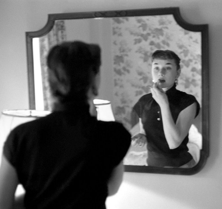 hepburnfiles's tweet photo. audrey hepburn photographed by lawrence fried in her hotel room in manhattan, nyc, december 1951 https://t.co/GFiee4Pi4U