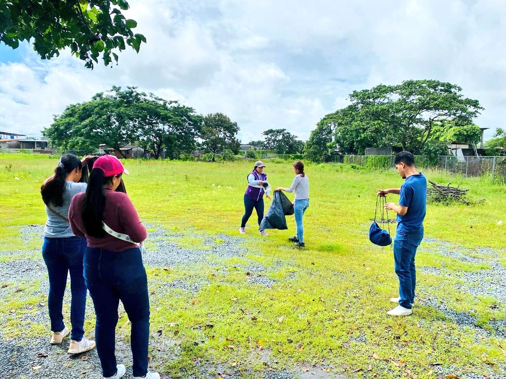 EducacionZ5_Ec's tweet photo. 🧹💪 ¡Trabajando juntos por un mejor ambiente! 🌿✨
Se realizó una minga de limpieza en la Unidad Educativa Salitre en coordinación con la Jefa Política y el grupo de Jóvenes en Acción. 🏫

#ElNuevoEcuadorResuelve https://t.co/LPluSwNRbG