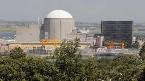 Cerrar las nucleares tendría un alto coste por el mayor consumo de gas: los hogares pagarían un 23% más en la factura eléctrica y la industria, un 35%. Además, las emisiones subirían un 73%, según un estudio de PwC.

El estudio también alerta sobre riesgos en el suministro