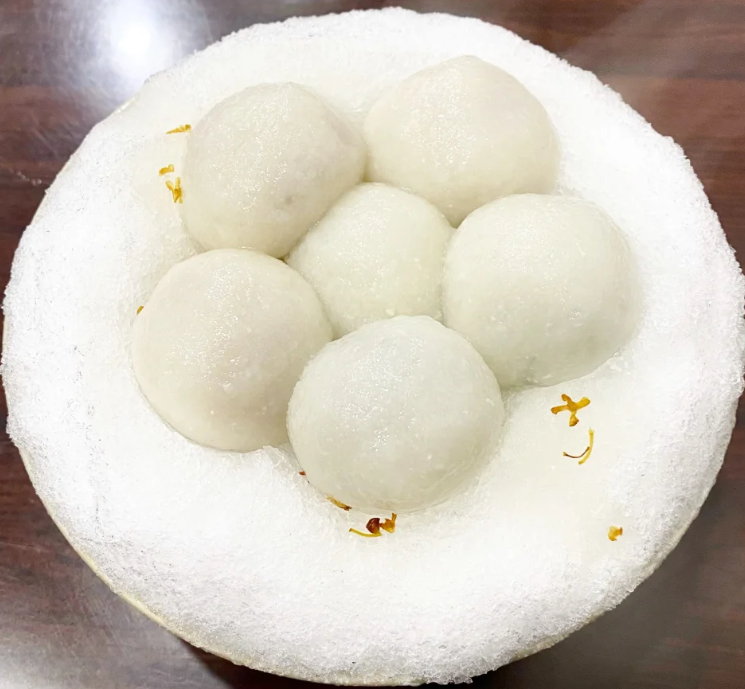 大好きな氷と火のおにぎりを食べに夜市へ行ってきました。外はふんわり、中は甘く、冷たい具材との相性が抜群でやみつきになります！