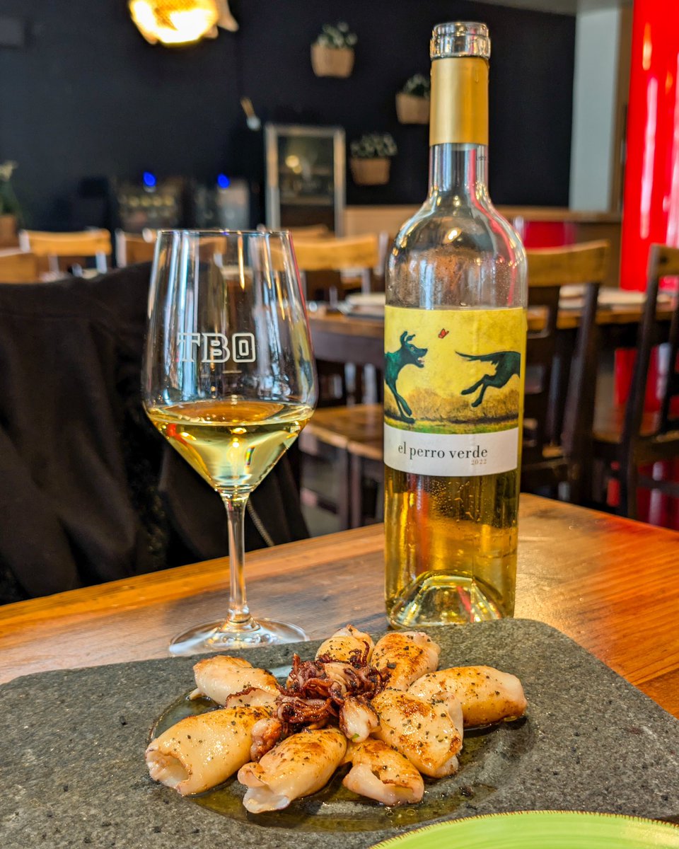 Disfrutando de unos deliciosos calamares a la plancha en el restaurante Steak House TBO, acompañados de el perro verde 2022. Un vino con una fantástica vivacidad, una textura untuosa y un recorrido largo con apuntes de hierbabuena que dejan una agradable sensación de frescura.