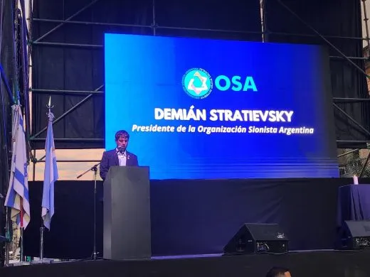 El discurso completo de Demián Stratievsky, presidente de la OSA: "Ni olvido, ni perdón".

El pasado lunes se realizó un multitudinario acto en repudio al asesinato de la familia Bibas frente a la sede del Club Naútico Hacoaj en la Ciudad de Buenos Aires y Demián Stratievsky fue