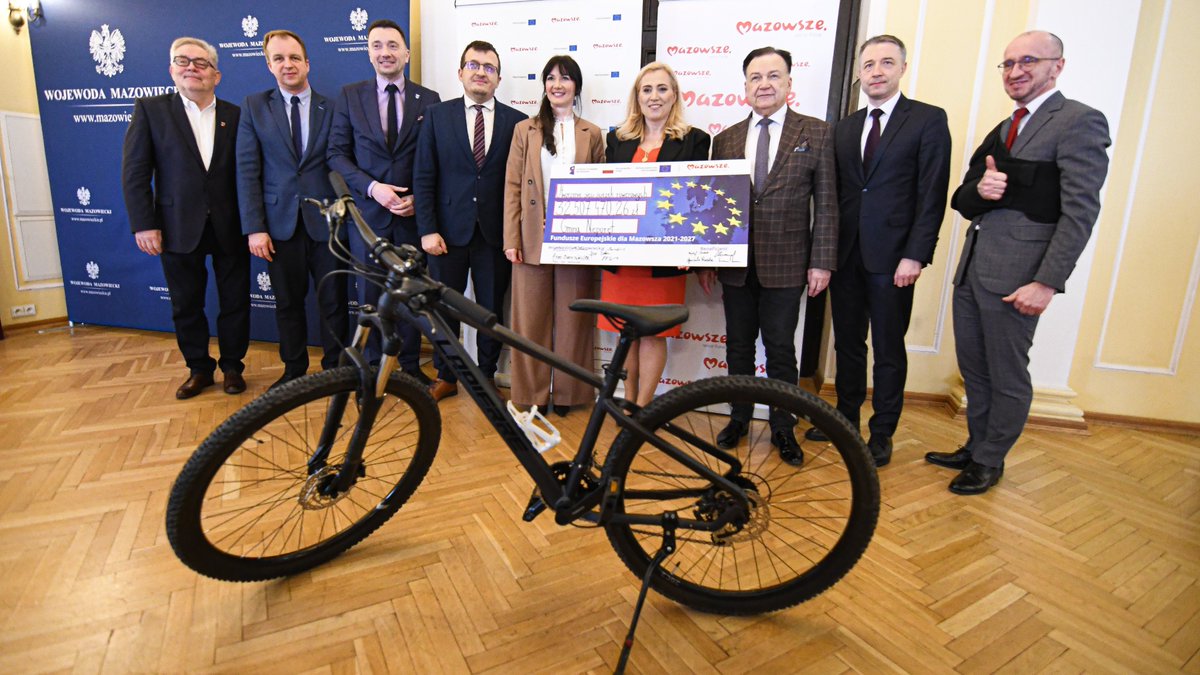 rzecznikUMWM's tweet photo. Już niebawem rozpocznie się budowa ścieżek rowerowych wokół Zalewu Zegrzyńskiego. 24-kilometrowa trasa połączy gminy #Wieliszew, #Serock, #Radzymin i #Nieporęt. Pomogą środki z #UE➡️32,5 mln zł z programu Fundusze Europejskie dla Mazowsza Ścieżki będą gotowe do końca 2027 r.❗️ https://t.co/4QiqafWObT