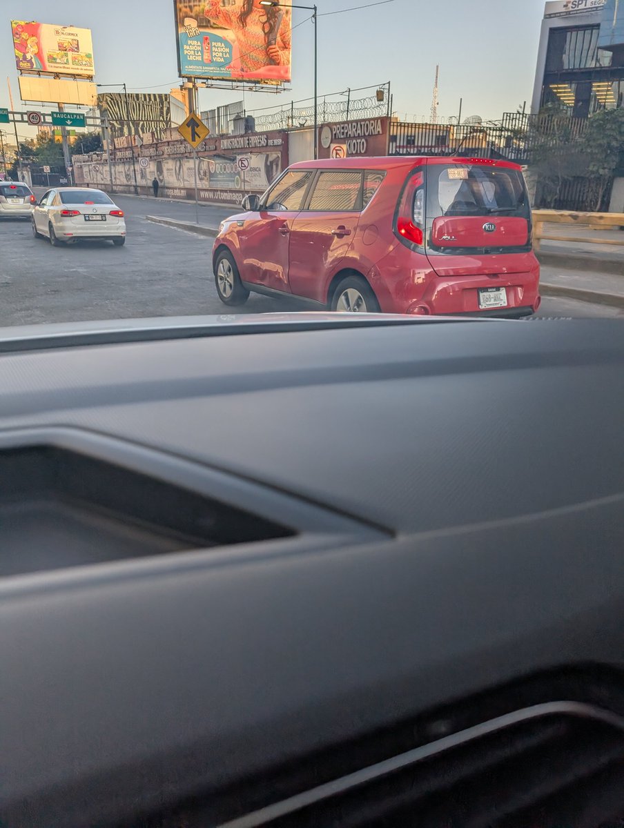 ori_1010's tweet photo. @OVIALCDMX favor de ubicar este auto, ha estado intentando chocarme en repetidas ocasiones a mi y otros autos.. https://t.co/qrw0vBBlTq