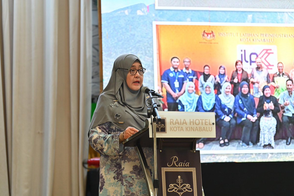 StatsMalaysia's tweet photo. Sekitar Majlis Pelancaran Buku Kajian Aspirasi Pencari Kerja di Sabah yang dilancarkan oleh Puan Hajah Nazaria binti Baharudin, Timbalan Ketua Perangkawan (Sosial &amp; Pembangunan Teknikal) pada 25 Februari 2025 (Selasa) di Raia Hotel, Kota Kinabalu, Sabah. https://t.co/9l69UgFC6f