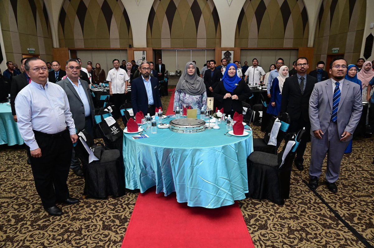StatsMalaysia's tweet photo. Sekitar Majlis Pelancaran Buku Kajian Aspirasi Pencari Kerja di Sabah yang dilancarkan oleh Puan Hajah Nazaria binti Baharudin, Timbalan Ketua Perangkawan (Sosial &amp; Pembangunan Teknikal) pada 25 Februari 2025 (Selasa) di Raia Hotel, Kota Kinabalu, Sabah. https://t.co/9l69UgFC6f