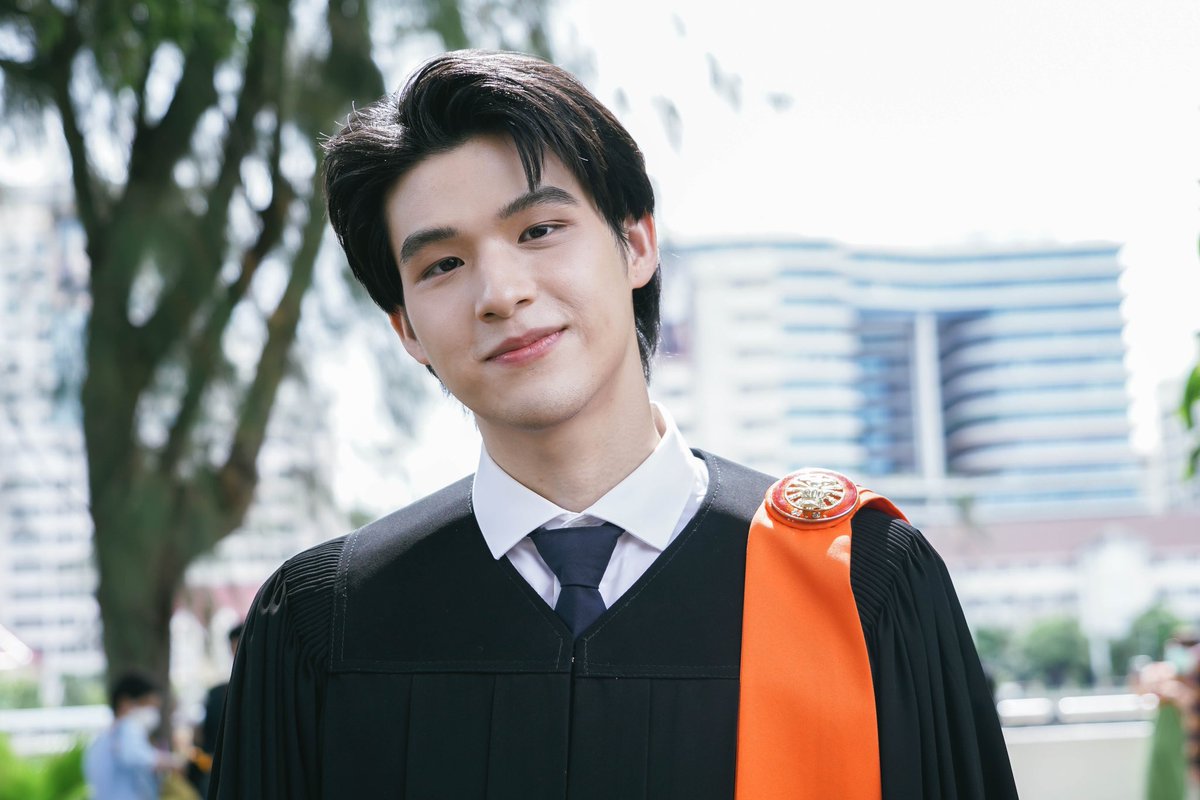 saguyredir's tweet photo. ช้านชอบวันรับปรญมันมาก พูดรอบที่100 สกายเหมือนไปเข้าคอร์สเจ้าบ่าวก่อนวันรับอะ แม่งหล่อแบบ เหี้ยๆ https://t.co/A0ONvRndfG
