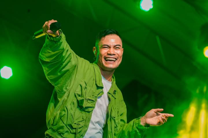 ronjayph_1's tweet photo. @BUGOYDRILON Maraming salamat idol KO sa pagpunta mo dito sa Barcelona Ruins Park Barcelona Sorsogon naiiyak sa performance mo kasi iniidolo kita na singer of all time 
#BarcelonaSorsogon https://t.co/qr1N3Z7Bu2