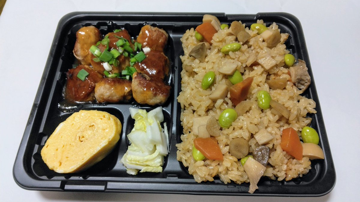 Menya_ekubo's tweet photo. 3/8に販売するお弁当、「ラーメンバカがつくった きまぐれ弁当」の試作品です。メニューは炊き込みご飯、中華風肉団子(鶏豚牛のハンバーグに変更の可能性有)、香の物、だし巻き卵です。価格は1個600円です。１会計5個お買い上げ毎に50円引します。お吸いものはコストの関係でボツとしました。 https://t.co/Ga76SVvwg9