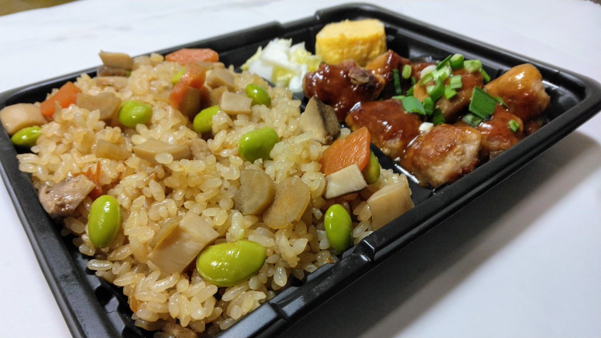 Menya_ekubo's tweet photo. 3/8に販売するお弁当、「ラーメンバカがつくった きまぐれ弁当」の試作品です。メニューは炊き込みご飯、中華風肉団子(鶏豚牛のハンバーグに変更の可能性有)、香の物、だし巻き卵です。価格は1個600円です。１会計5個お買い上げ毎に50円引します。お吸いものはコストの関係でボツとしました。 https://t.co/Ga76SVvwg9