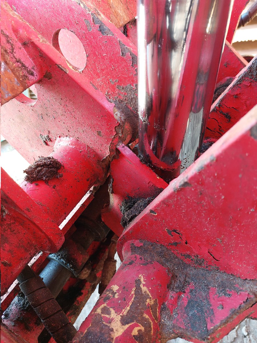 Na 3 weken weggeweest vanmorgen opgehaald. De cilinder had het bord en de kop van de mast kapot gedrukt. Ondertussen was het echt behelpen.