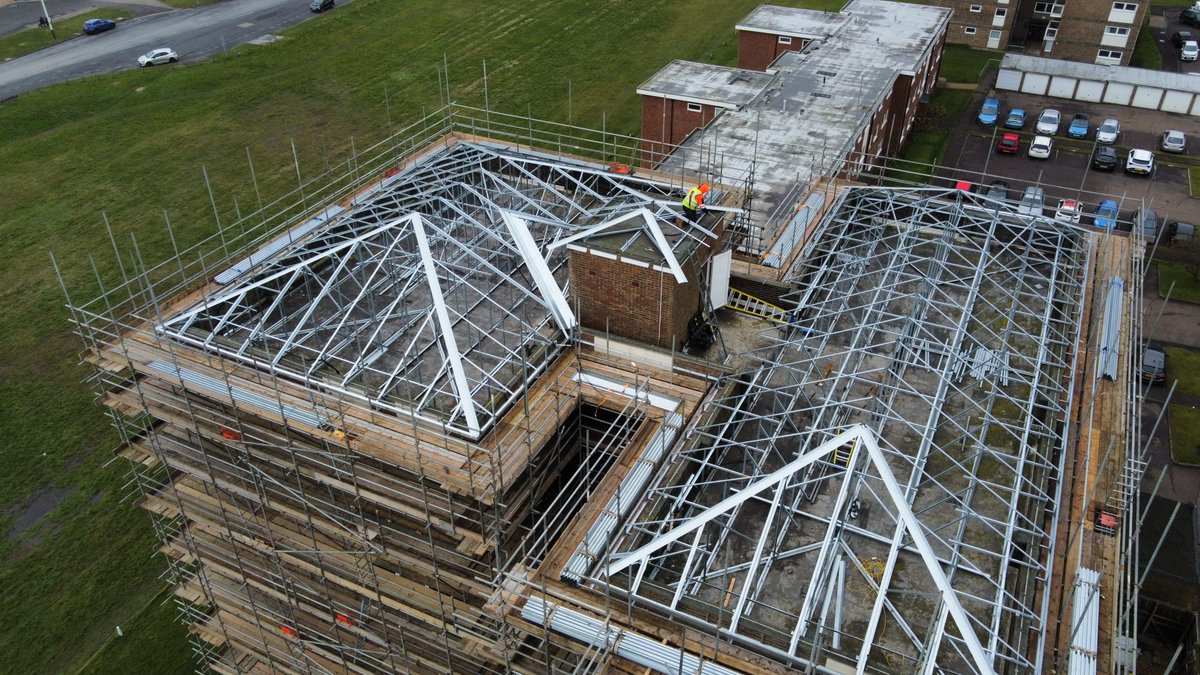 dibsastructures's tweet image. Exciting developments underway in Bexhill on Sea! The Tower block is taking shape beautifully, the eaves structure now in place and the lift over run nearly complete. Progress on the lower apartment block is also gaining momentum, with significant advancements expected this week.