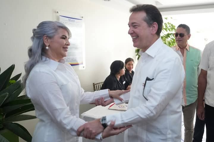 En nombre de FENACERD, quiero agradecer a los directivos de AMAPROSAN por invitarnos a la juramentación de su nueva directiva. También tuve el honor de saludar y brevemente conversar con el Ministro de Industria, Comercio y Mipymes Lic. Víctor Bisonó.